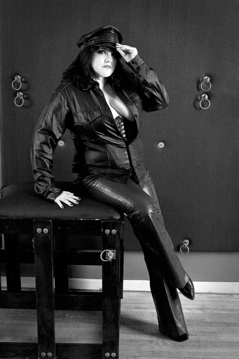 old school traditional leather fetish dominatrix chicago and saint louis